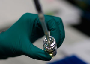 Un investigador manipula una muestra para estudiar el VIH. (Foto: AFP)