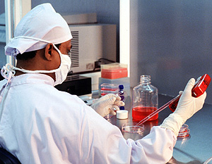Un investigador trabaja con clulas embrionarias en un laboratorio indio (Foto: El Mundo)