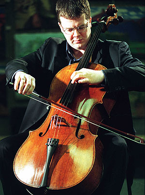 Un chelista britnico tocando el violonchelo (Foto: Dave Thomson | AP)