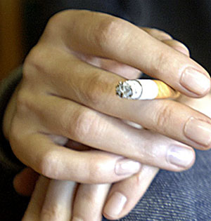 Un cigarrillo entre las manos. (Foto: El Mundo)
