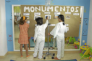 Talleres para los niños hospitalizados en el Materno Infantil. (Foto: Nacho Alcalá)