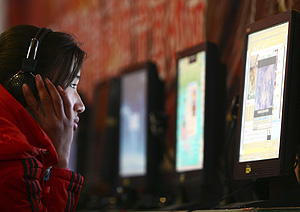 Una mujer en un cibercaf en China (Foto: AP)