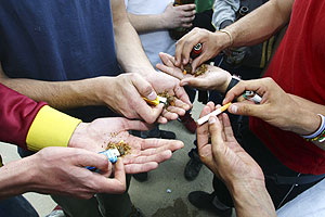 Varios jvenes lan cannabis (Foto: Diego Sinova)