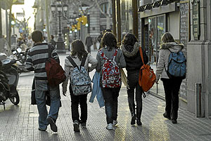 Jvenes con sus mochilas pasean por la calle. (Foto: Antonio Moreno)