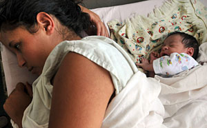 Una mujer descansa con su hijo recin nacido. (Foto: Gustavo Amador | EFE)