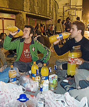 Jvenes de botelln en una calle de Bilbao. (Foto: Carlos Garca)