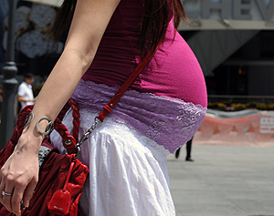 Una mujer embarazada pasea por la calle (Foto: Roslan Rahman | AFP)