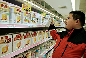 Un cliente compra leche Dumex en una tienda. (Foto: AP)