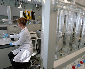 Una especialista trabaja en un laboratorio ruso (Foto: AFP | Natalia Kolesnikova)