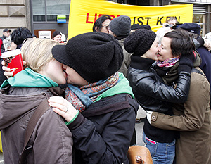 Varias parejas se besan con motivo de San Valentn en Viena (Foto: AP | Ronald Zak)