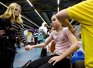 Una nia es vacunada contra el papilomavirus en Holanda (Foto: Ed Oudenaarden | EFE)