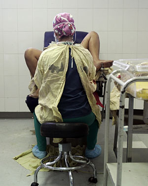 Una mujer da a luz en un hospital de Honduras. (Foto: Edgard Garrido | Reuters)