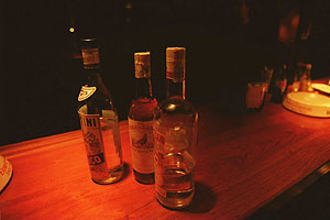 Botellas en la barra de un bar. (Foto: Alberto Cullar)