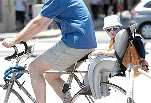 Un padre pasea con su hijo en bicicleta por la ciudad. (Foto: Alberto Di Lolli)