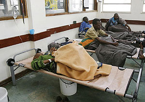 Varios pacientes esperan a ser atendidos en una clnica de Harare. (Foto: Desmond Kwande | AFP)
