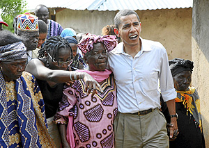 Obama abrazado a su abuela, con vestido rosa (Foto: Radu Sigheti | Reuters)