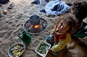 Unas nias palestinas comen en una chabola en Al Zitun, Gaza. (Foto: Ali Ali | EFE)