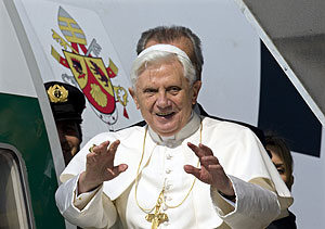 Benedicto XVI saluda desde el avión en el que viaja a África. (Foto: Reuters)