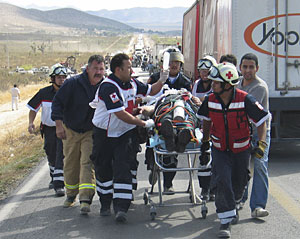 Un herido en un accidente de autobs es trasladado al hospital. (Foto: Pedro Martnez | Reuters)