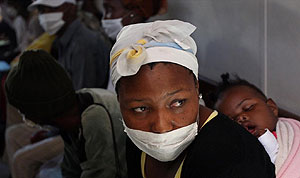 Una paciente espera a ser atendida en un centro de Sudfrica. (Foto: Alexander Joe | AFP)