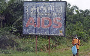 Un hombre al lado de un cartel sobre sida en Yaounde, Camerún. (Foto: Alessandro Bianchi | Reuters)