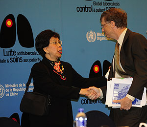 Margaret Chan, directora de la OMS, y Bill Gates se saludan en la reunin sobre tuberculosis. (Foto: AFP)