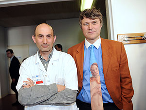Los mdicos C. Dumontier (drcha.) y L. Lantieri (izqda) en el Hospital Henri Mondor. (Foto: AFP)