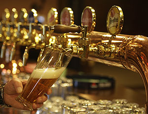 Un hombre tira una cerveza en una fbrica de la Repblica Checa. (Foto: AP)
