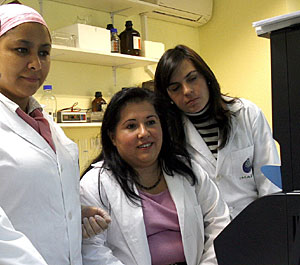 Cientficas de los laboratorios de investigacin del Hospital Regional Carlos Haya de Mlaga.
