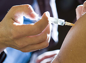 Una joven es vacunada en Suiza (Foto: Reuters | Valentin Flauraud)