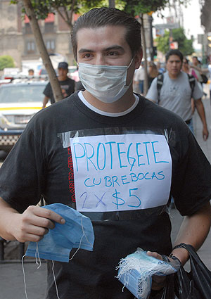 Un vendedor ambulante de mascarillas protectoras, en las calles de México D.F. | Efe