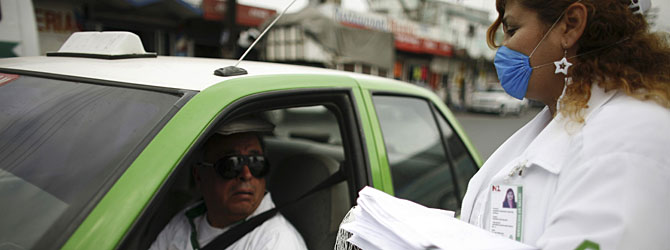 Trabajadores sanitarios reparten informacin en Monterrey. | Reuters