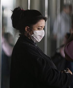 Una mujer en el aeropuerto de Mxico. (Foto: Reuters)