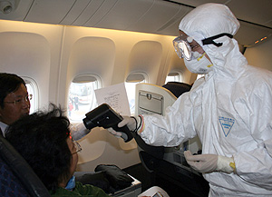 Sanitarios protegidos examinan a pasajeros procedentes de Mxico en el aeropuerto de Shangai (Foto: Getty Images | Zhao Yun)