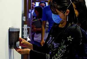 Una estudiante mexicana se limpia las manos en la facultad de Medicina. (Foto: AFP | Luis Acosta )