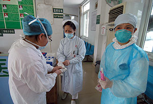 Tres enfermeras con mascarillas en un hospital de Sichuan. (Foto: Wu Hong | EFE)