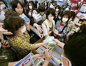 Clientes comprando mascarillas en Japn (Foto: Reuters | Kyodo)