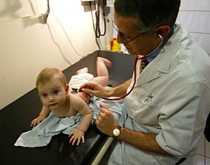 Un médico osculta a un niño en una consulta de Pediatría. (Foto: S. Cogolludo)