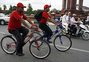 Dos voluntarios recorren Bangladesh en bici para concienciar sobre el VIH. (Foto: Reuters)