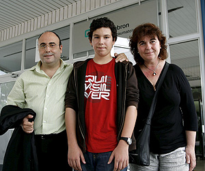 Jaume junto a sus padres (Foto: EFE | Xavier Bertral)