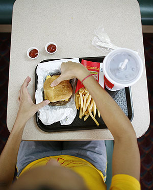 Una joven come una hamburguesa. (Foto: REUTERS)