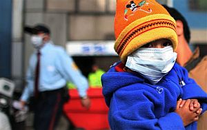 Un niño de Bogotá se protege del virus. | AP