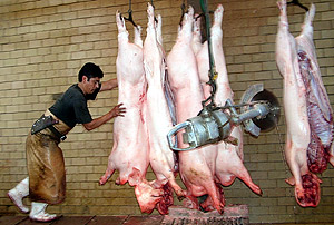 Un empleado en una compaa procesadora de carne de cerdo en Mxico. | Efe