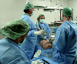 Intervencin de ciruga laparoscpica. (Foto: El Mundo)