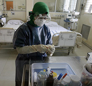 Un sanitario trabaja en un hospital de Indonesia (Foto: Reuters | Crack Palinggi)