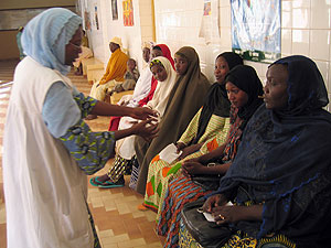 Unas mujeres nigerianas reciben informacin sobre el control de la natalidad. (Foto: AFP)