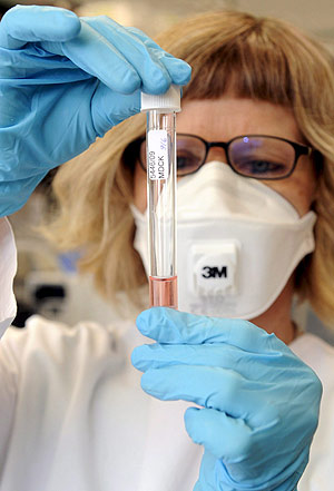 Una investigadora en el laboratorio. (Foto: EFE)