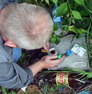 Un drogadicto prepara una dosis de herona. (Foto: Afp)