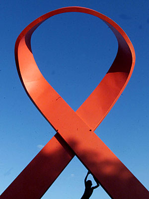 Un gran lazo rojo de apoyo a los enfermos de sida. (Foto: Obed Zilwa | AP Photo)