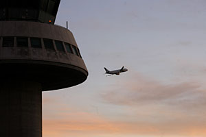 Despegue de un avin de la terminal sur del aeropuerto de Barcelona. (Foto: Santi Cogolludo)